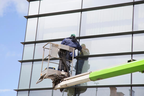 professional-window-cleaners-on-lift